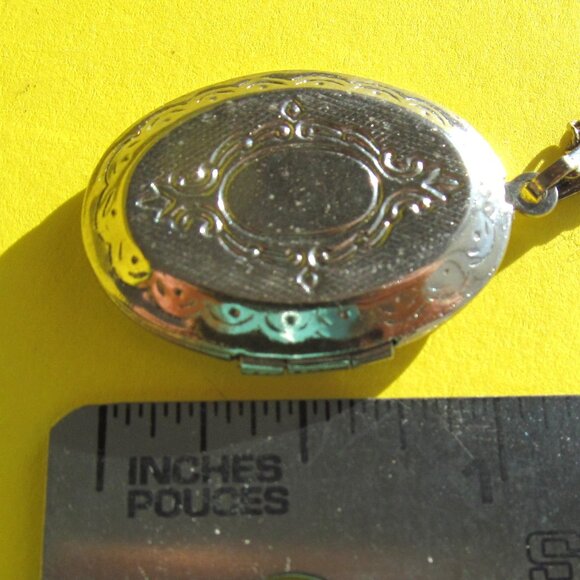 Vintage locket pendant with chain - Picture 3 of 7